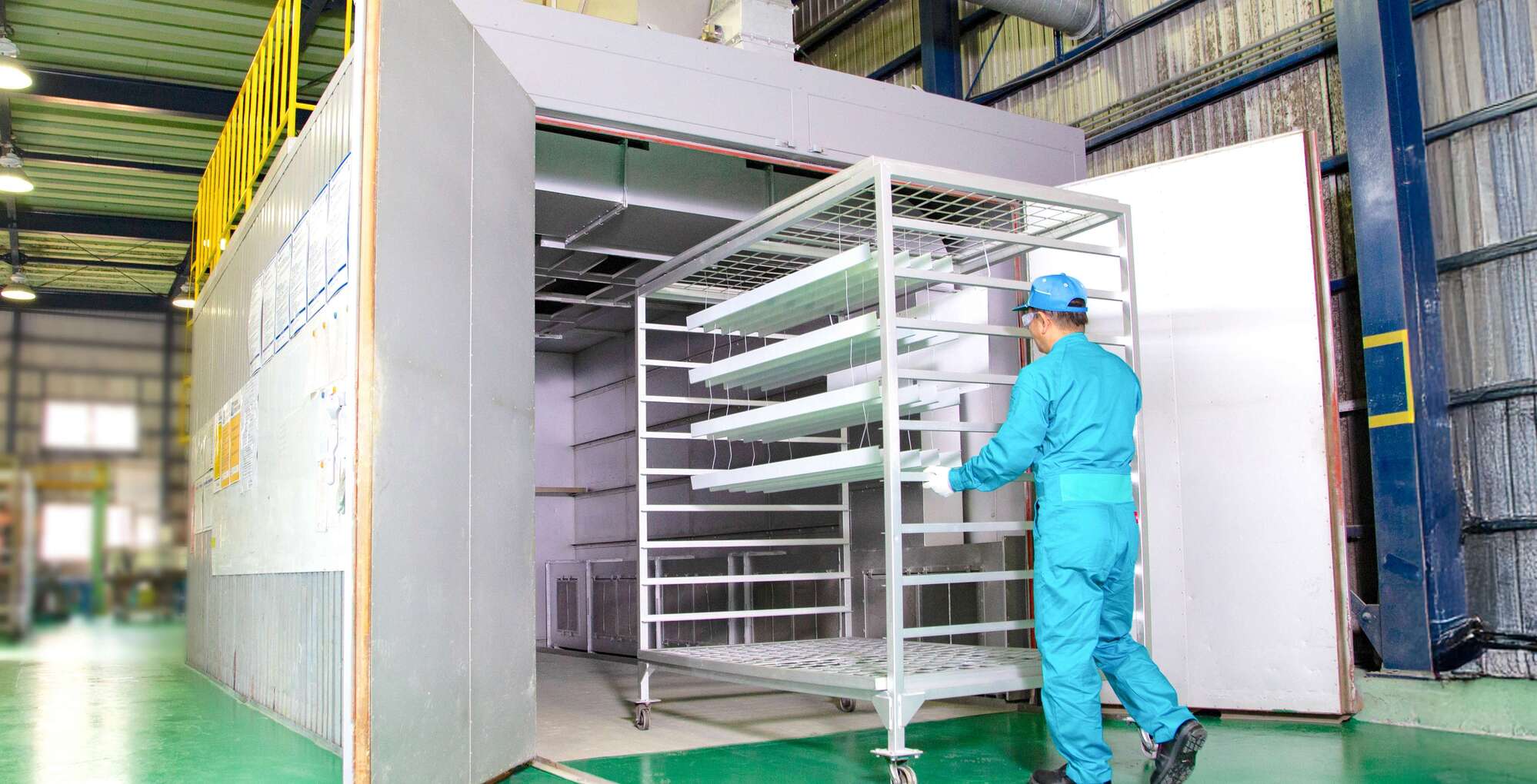 6.5m大型乾燥炉で焼付塗装をしている株式会社美装の従業員