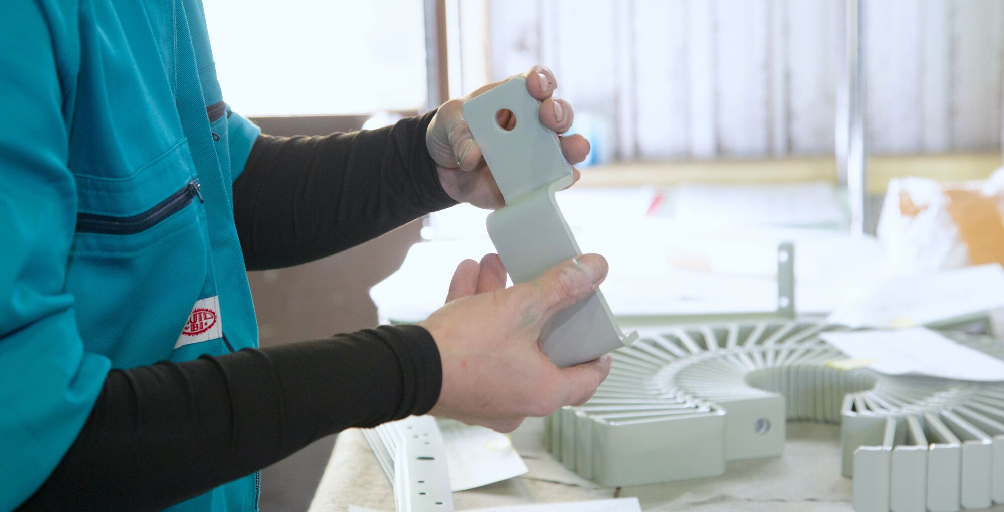 金属塗装した製品の検品作業の様子