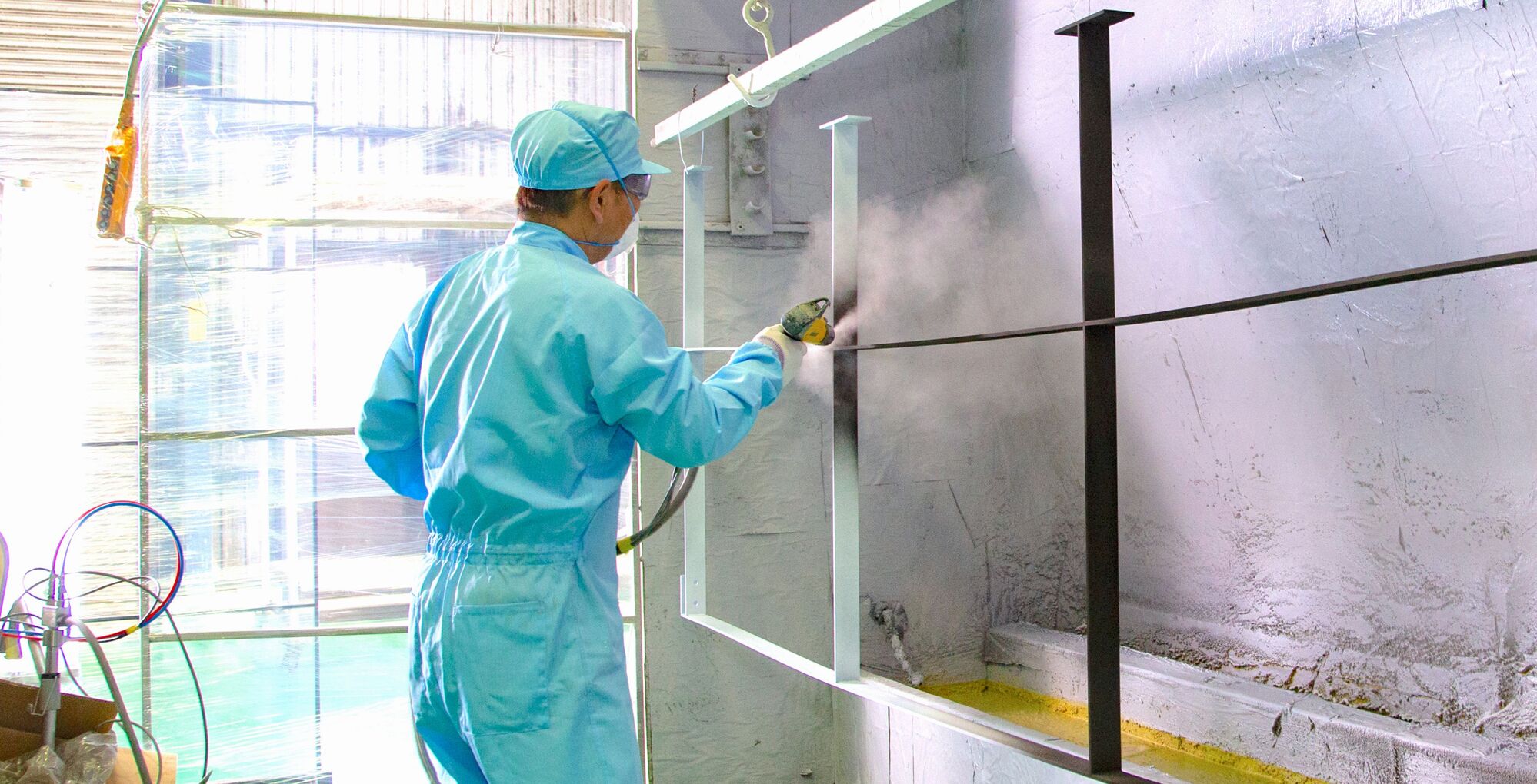 吹付塗装をしている株式会社美装の従業員