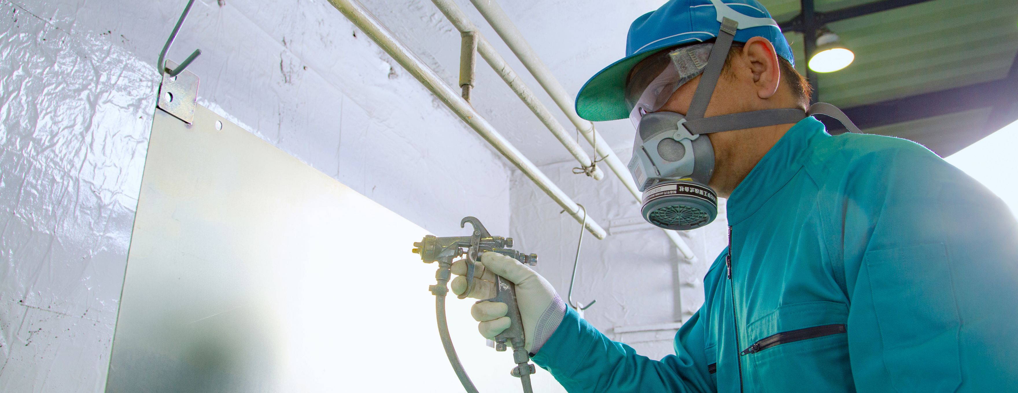 金属塗装をしている株式会社美装の社員